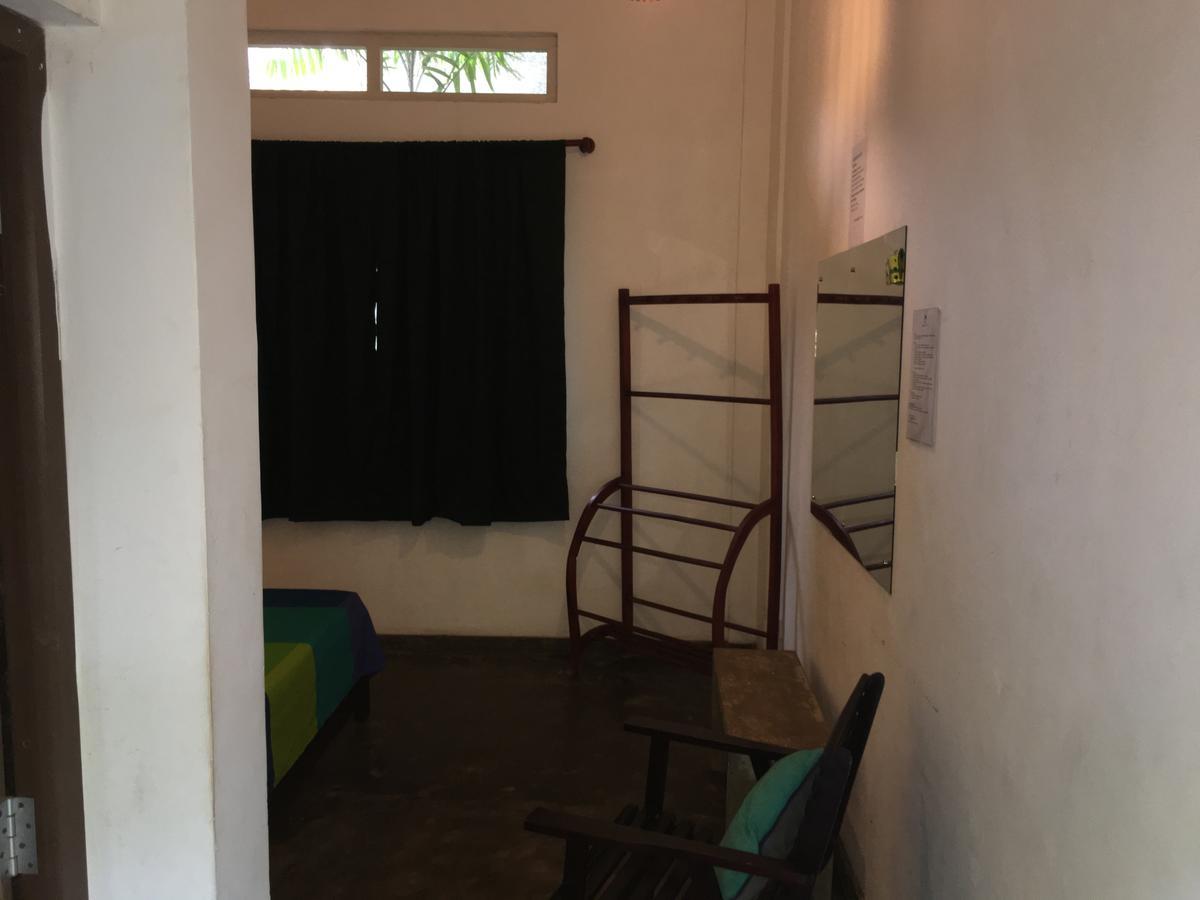 Colombo Beach Hostel Dehiwala-Mount Lavinia Buitenkant foto